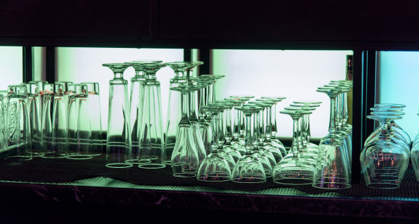 清空吧台上擦得干干净净的玻璃杯图片下载