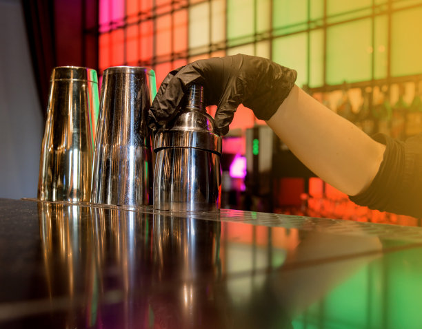 吧台上的调酒师手拿搅拌器图片下载