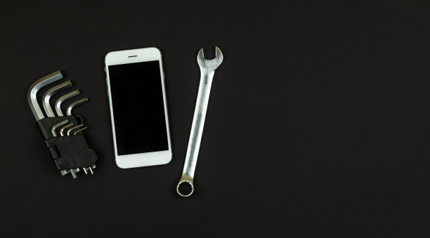 工作概念，一套工具和智能手机上的黑色背景文本，平铺，复制空间，俯视图图片下载