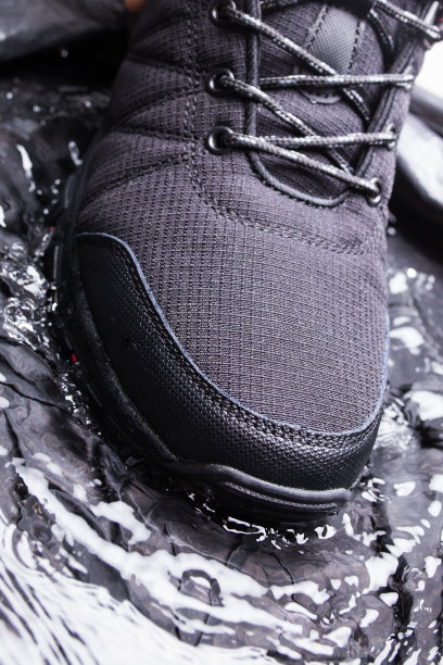 黑人的运动鞋与水滴，特写在一个孤立的黑人背景图片下载