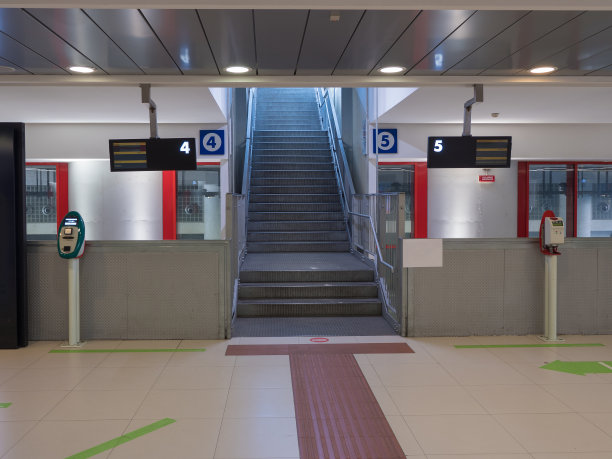 通往火车站4号和5号站台的空楼梯图片下载