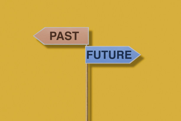过去和未来道路箭头标志图片下载