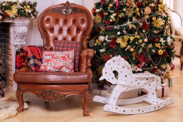 圣诞室内客厅装饰圣诞树，扶手椅和礼物。北欧室内房间。舒适古典圣诞室内家居。木制的木马摇椅在圣诞节给孩子的房间图片下载