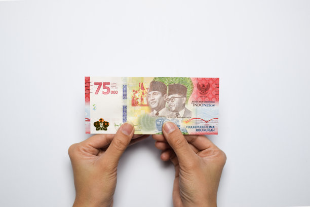 女人握着并展示了75000图片下载