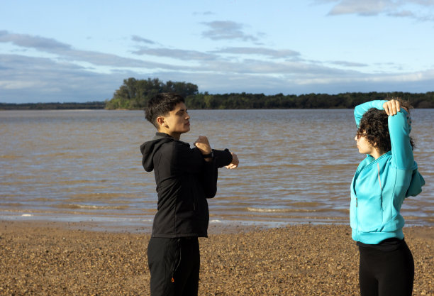 年轻人在河边玩运动图片下载