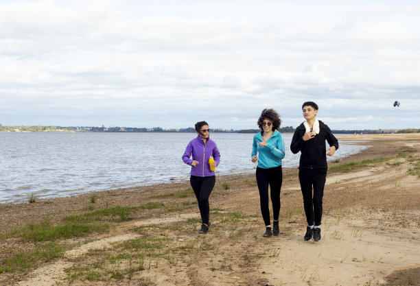 年轻人在河边玩运动图片下载