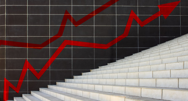 红色的成功箭头标志旁边的步骤图片下载