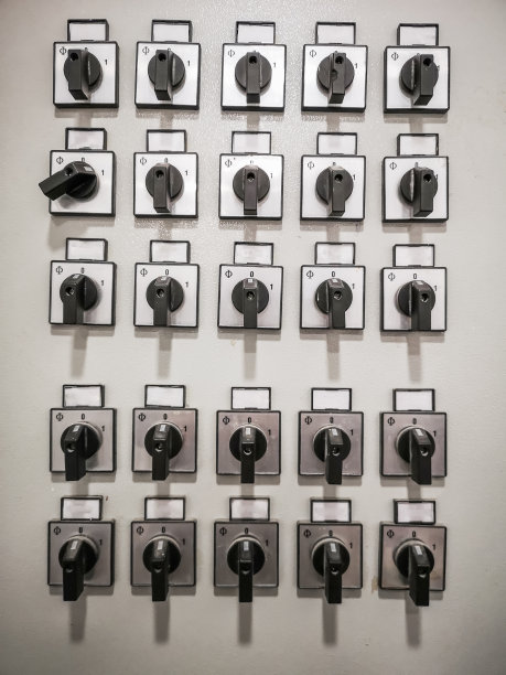 有许多按钮和开关的电气控制面板图片下载