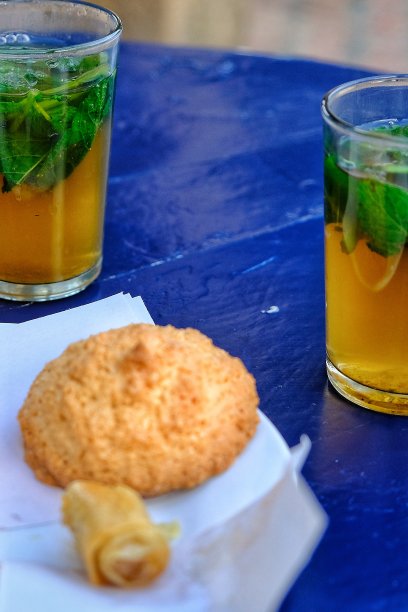 摩洛哥薄荷茶和甜点图片下载