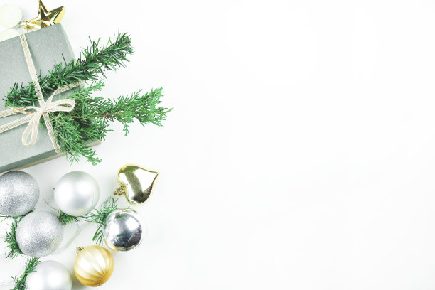 圣诞组成。框架由圣诞礼物，松枝，玩具在白色的背景。平铺，俯视图，拷贝空间。图片下载