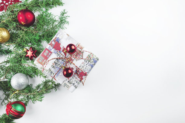 圣诞组成。框架由圣诞礼物，松枝，玩具在白色的背景。平铺，俯视图，拷贝空间。图片下载