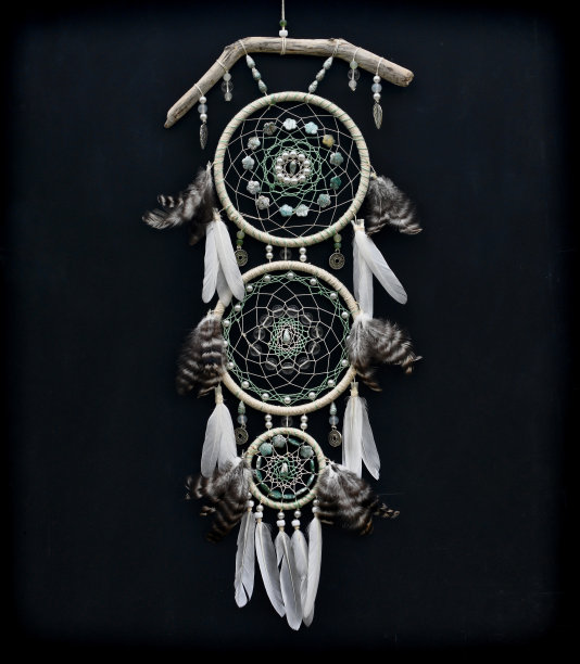 美丽的波西米亚风格的捕梦网与羽毛对黑色。图片下载