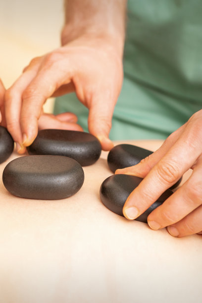 女性背部的温泉石图片下载