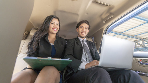 亚洲商人精明的男人和女人在开车时坐在后座。企业生活执行理念。图片下载