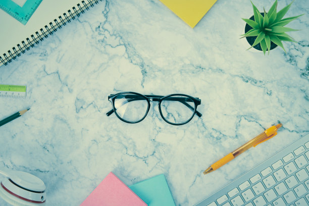 顶视图或平放玻璃在大理石办公桌或桌子在复古色调图片下载