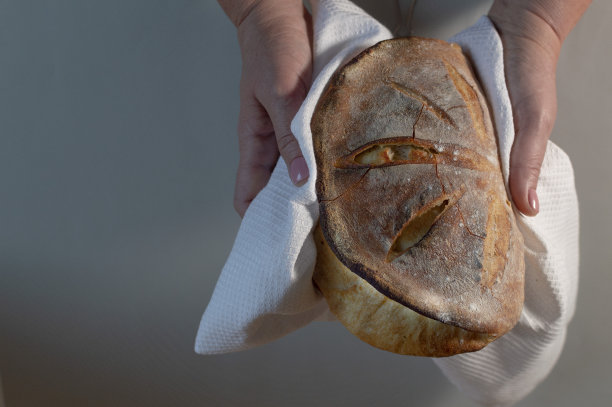 新鲜的自制酸面包图片下载