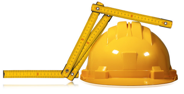 木制黄色折叠尺和橙色安全帽图片下载