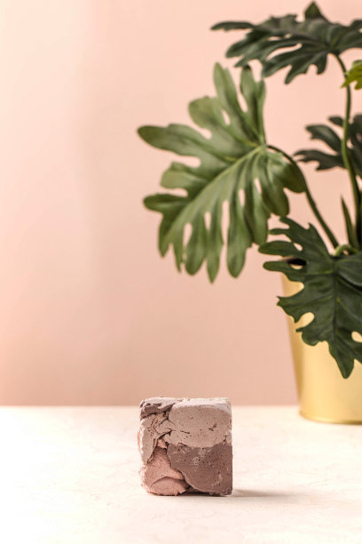 空讲台的产品介绍。你的产品的混凝土基座。广告照片的模板。图片下载