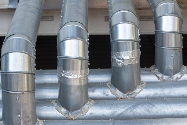 带有水龙头的冷却管道。冷却器管道。金属管道和机械概念图片下载