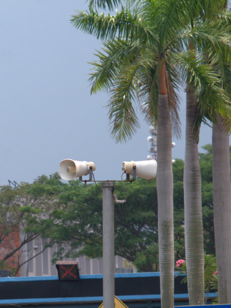 手掌之间的两个扬声器锥体图片下载