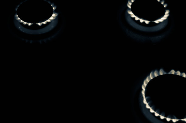 晚上用打火机点燃煤气，前景和背景因散景效果而模糊图片下载