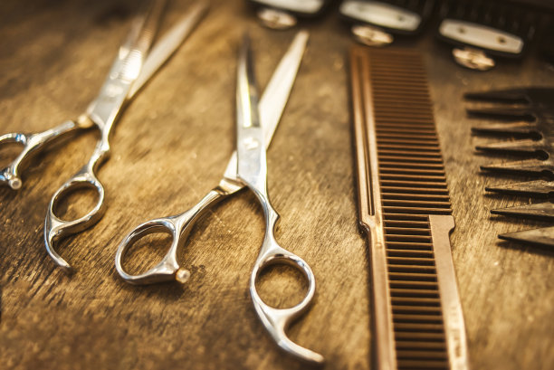 理发用的梳子和剪刀放在船舱的架子上图片下载
