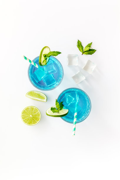 蓝色饮料，冰酒精鸡尾酒与酸橙和薄荷，俯视图图片下载