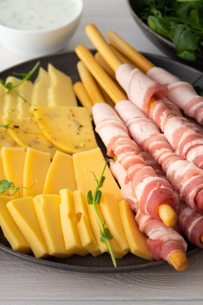 培根和奶酪的面包条图片下载