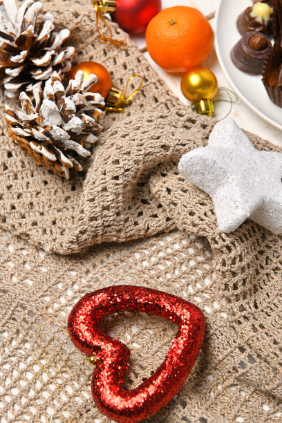 甜蜜的食物俯视图背景为快乐的圣诞节或新年节日装饰-巧克力糖果，橘子，饼干在白色的木头图片下载