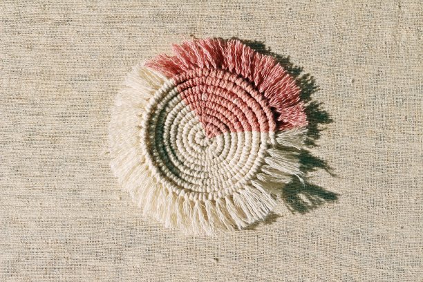 双色流苏杯垫图片下载