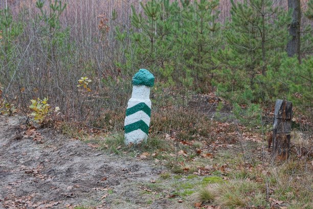 一根条纹混凝土信号杆图片下载