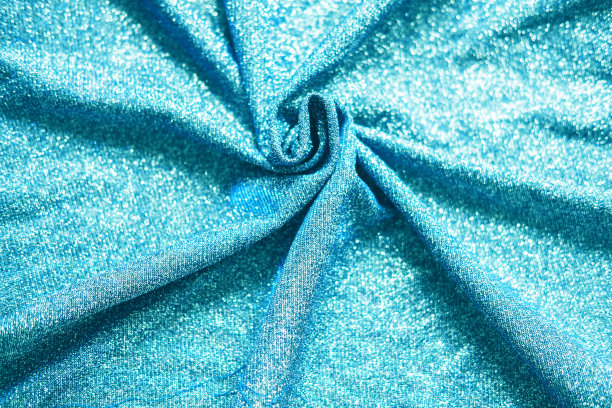 彩色蓝色光泽织物纹理与褶皱。表面的背景。图片下载