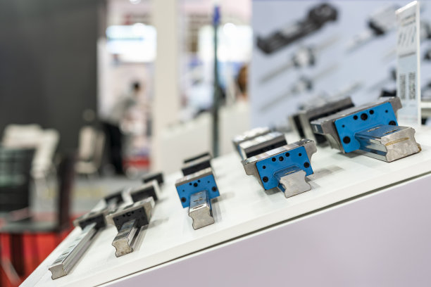 多种尺寸、高品质、高精度直线滚珠轴承支撑导轨，适用于工业工作台图片下载