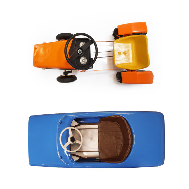 俯视图的两个老式儿童踏板玩具汽车孤立的白色背景图片下载