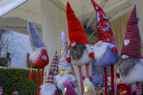 彩色圣诞织物矮人玩具特写市场。圣诞装饰品图片下载