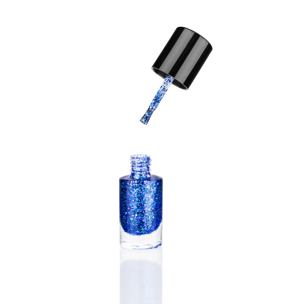 蓝色闪亮的指甲油玻璃瓶，刷白色的背景孤立近，开深蓝色亮片清漆，亮晶晶的漆，亮晶晶的搪瓷，靓丽的闪光凝胶，美容化妆品图片下载