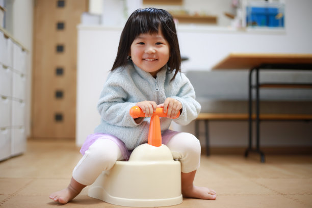 厕所训练女孩图片下载