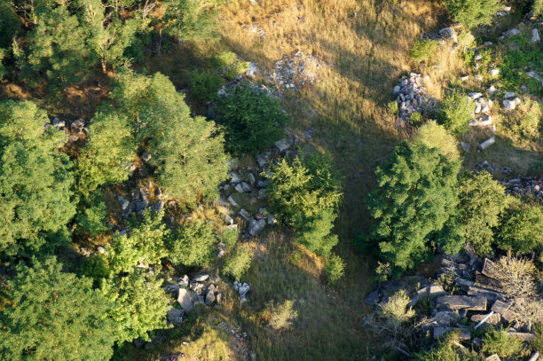 建筑废料和废弃物倾倒在大自然中图片下载