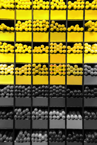 一套彩色铅笔在木制艺术家盒子特写，照明和最终灰色的2021年图片下载