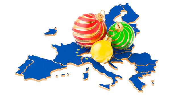 欧罗巴联盟地图上有彩色圣诞球。新年和圣诞节的概念，3D渲染孤立的白色背景图片下载