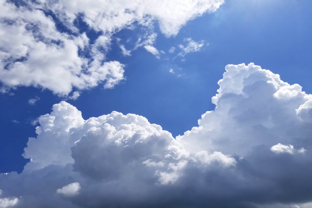 美丽的蓝天和随风流动的云。阳光在早晨的背景云层天空。蓝色，抽象模糊的渐变宁静的自然。图片下载