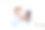 一个孩子独自躺在病床上看智能手机的照片图片下载