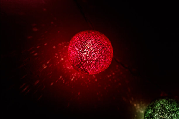 线球在黑暗中是红色的图片下载