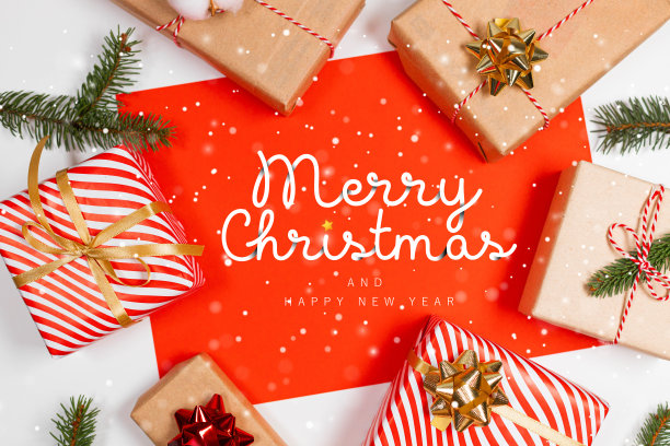 圣诞贺卡与礼品盒，金丝带，灯，冷杉枝和圣诞快乐的文字。新年假期背景。平躺，俯视图，框架图片下载