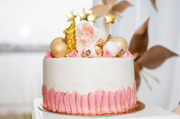 蛋糕放在架子上。庆祝一个一岁的孩子图片下载