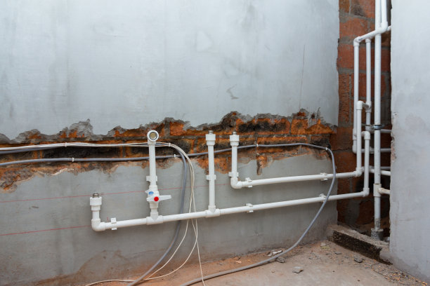 供水系统安装。在墙上铺设管道。公寓的冷热水供应图片下载