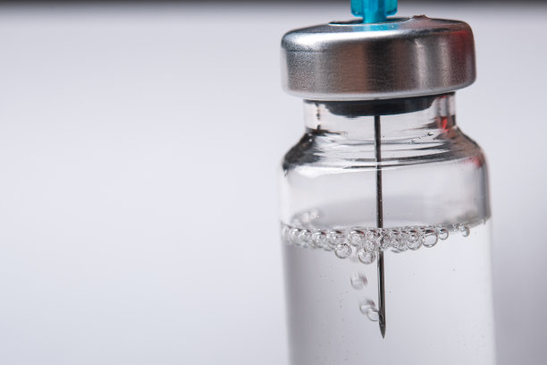 带有冠状病毒药物的玻璃瓶特写图片下载