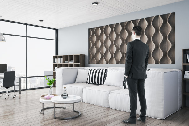 年轻的商人站在候车室图片下载