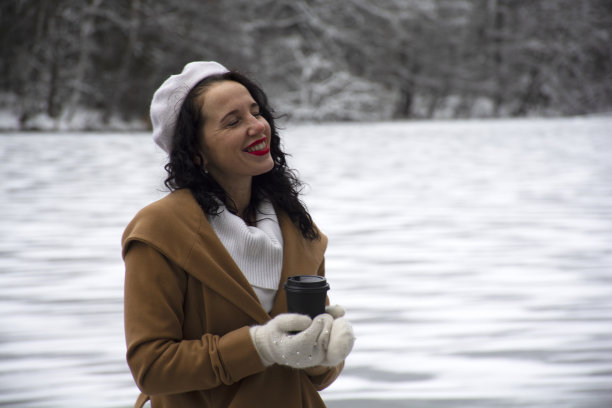 一个漂亮的年轻女孩。冬季摄影。俄罗斯冬天的美丽。快乐的女孩。俄罗斯美女。图片下载