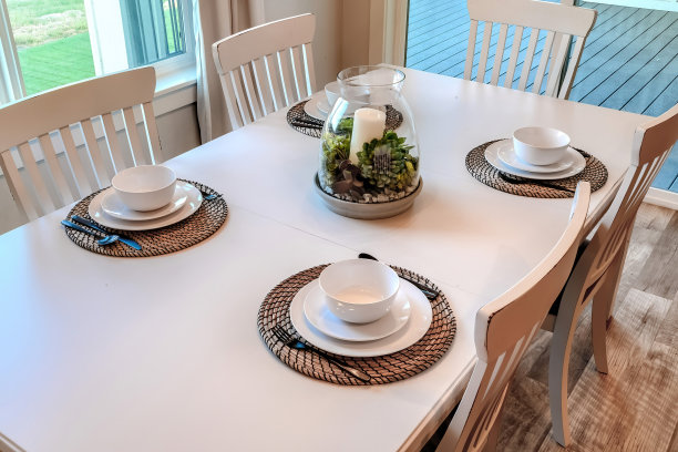 餐桌上的一种餐具，餐具垫在餐桌中心的周围图片下载